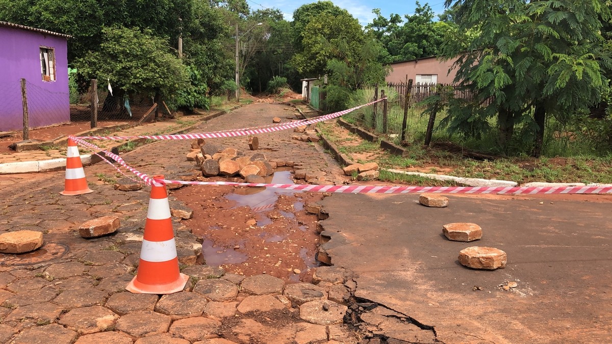 Temporal provoca estragos em Teodoro Sampaio e prejudica famílias de moradores
