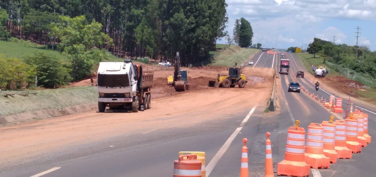 Trecho da Rodovia Raposo Tavares invadido por lama segue com desvio após quatro dias de interdição, em Presidente Venceslau
