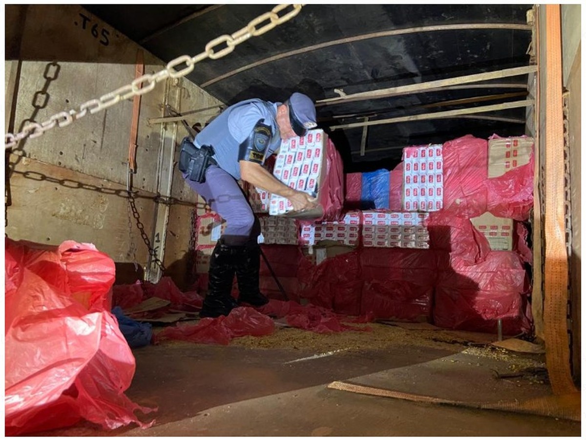 Carga de 225 mil maços de cigarros contrabandeados é apreendida na Rodovia Raposo Tavares, em Parapuã