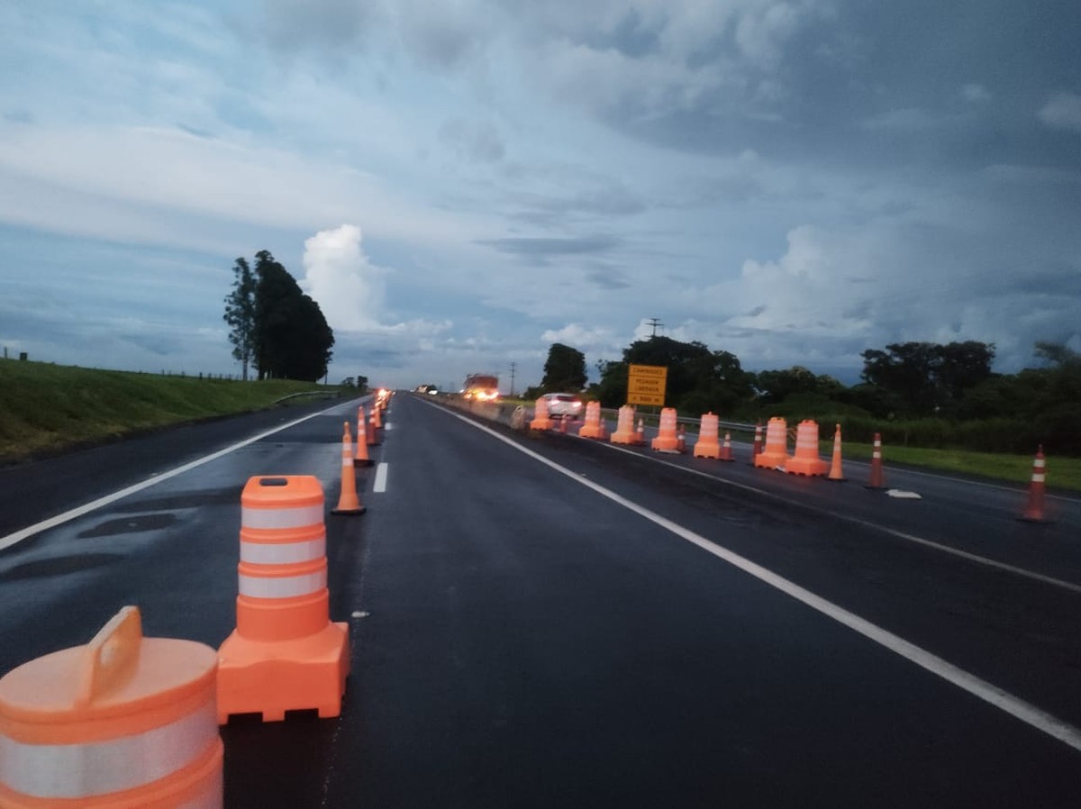 Em menos de 24 horas após liberação total da pista, trecho da Rodovia Raposo Tavares volta a ser interditado devido a nova invasão de lama