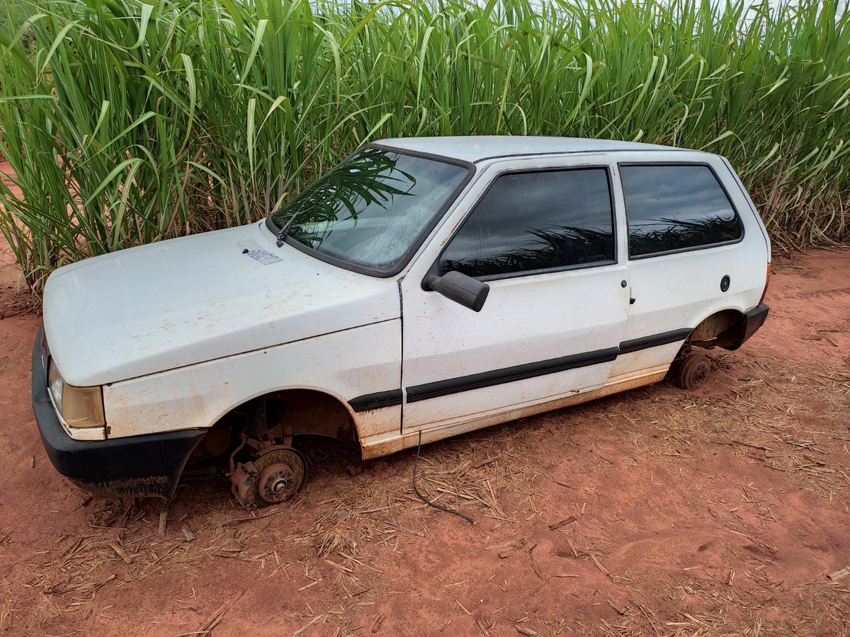 Carro furtado em Sandovalina é abandonado sem as quatro rodas no meio de um canavial em Narandiba