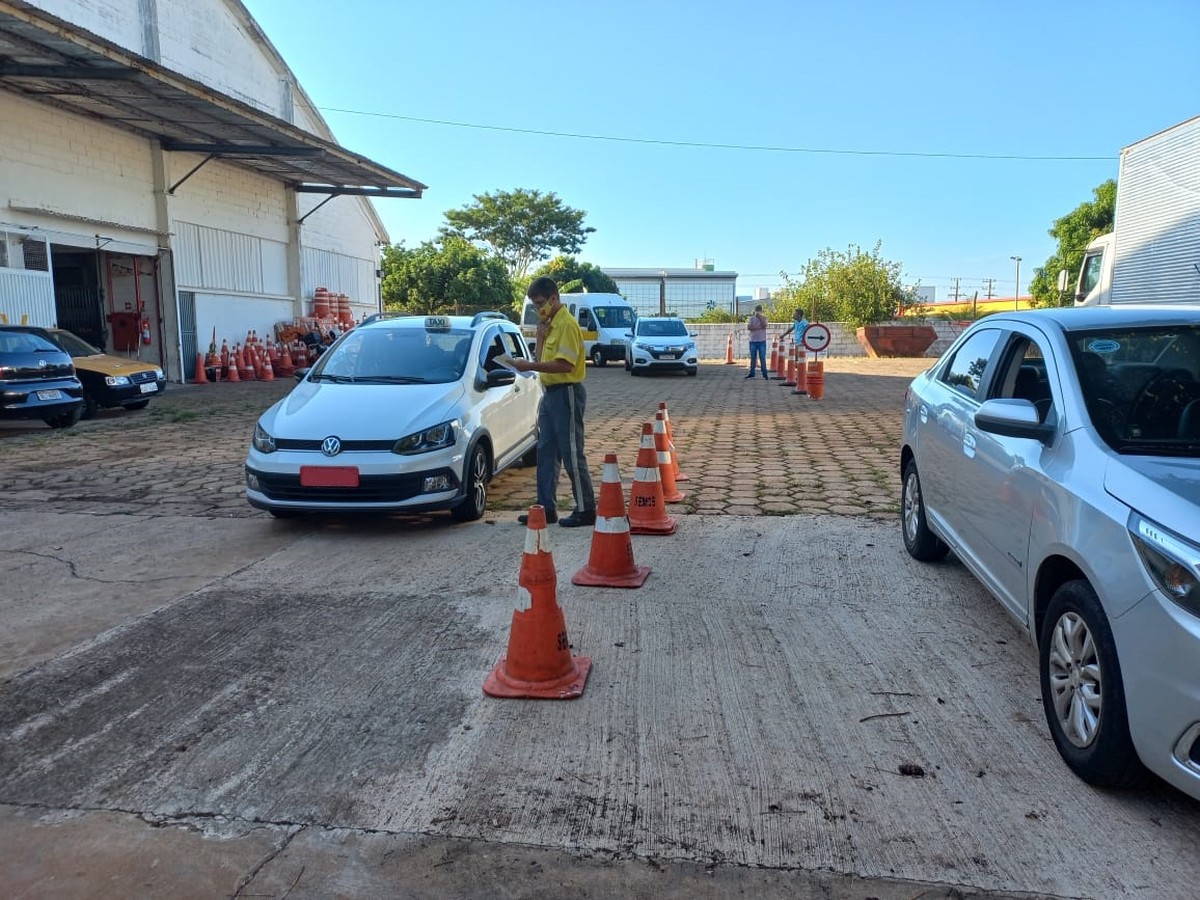 Semob inicia recadastramento anual de veículos de aplicativo, táxis e vans escolares, em Presidente Prudente