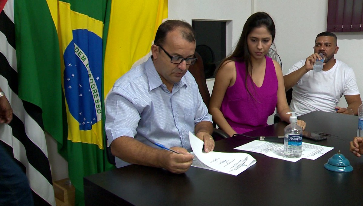 Após afastamento de prefeito e vice por suspeita de desvio de verbas, novo presidente da Câmara toma posse como chefe do Executivo de Flora Rica