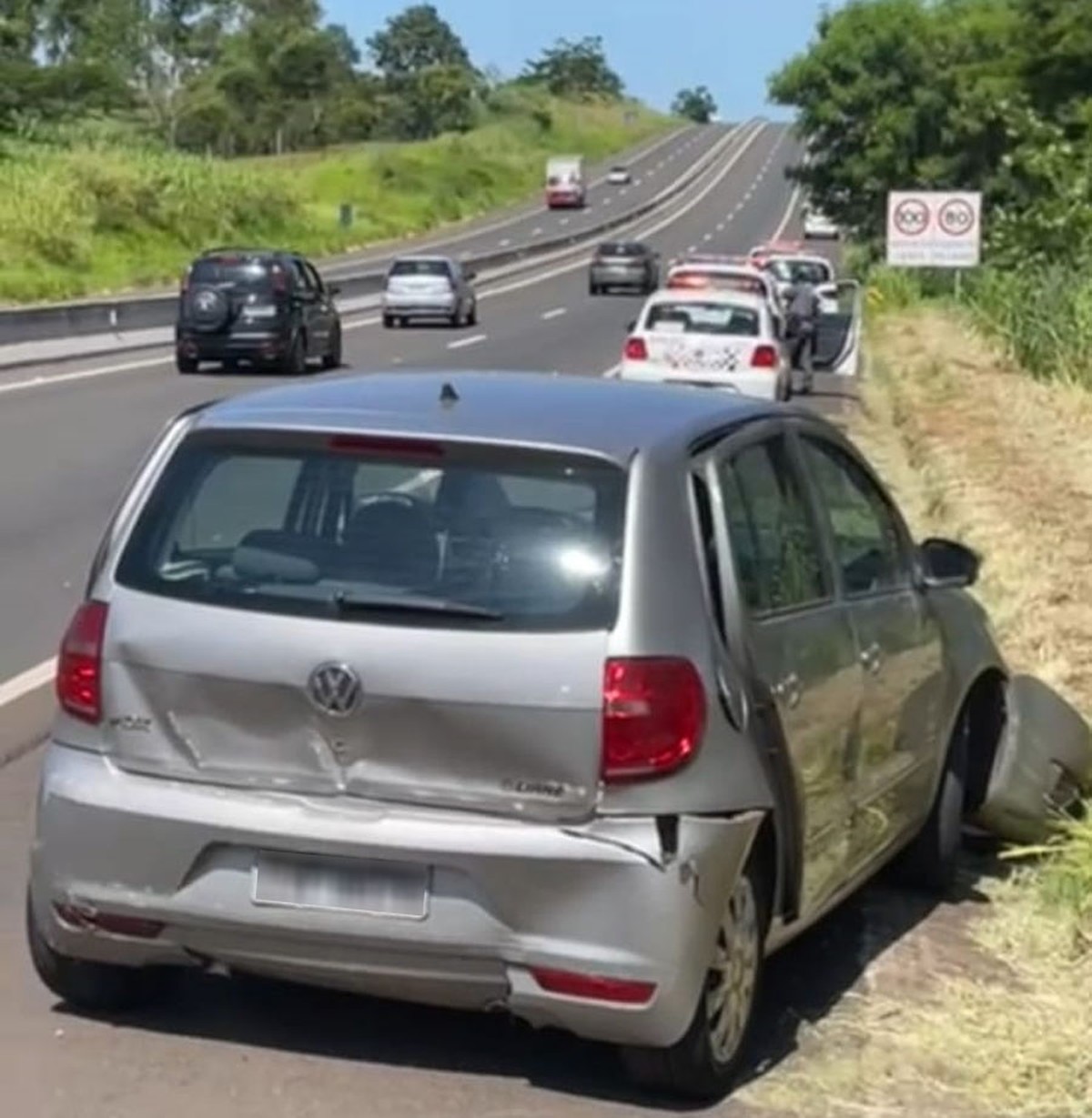 Assaltantes rendem idosa em estacionamento de supermercado e roubam carro da vítima em Presidente Prudente