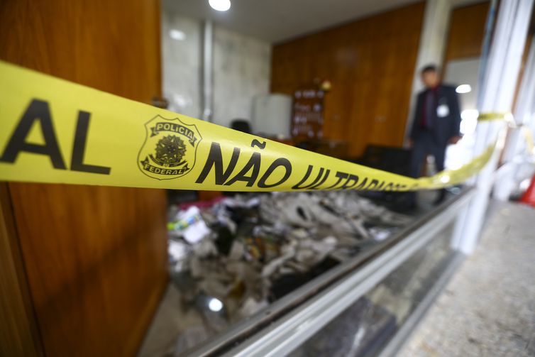 Móveis e janelas danificados no Palácio do Planalto.