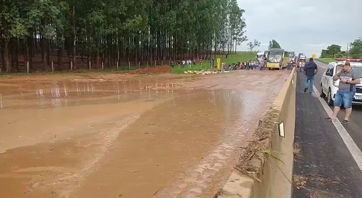 Invasão de lama provoca interdição do tráfego de veículos na Rodovia Raposo Tavares, em Caiuá