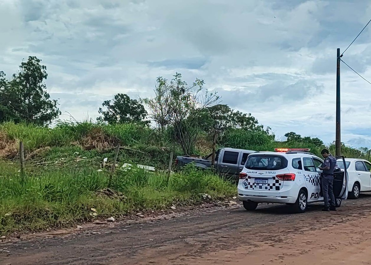 Meio Ambiente flagra homem despejando lixo à beira de estrada de terra na Vila Furquim e infrator acaba autuado
