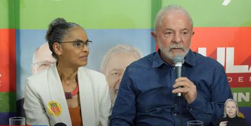O candidato do PT à Presidência da República, Luiz Inácio Lula da Silva,  concede entrevista à imprensa, ao lado da ex-ministra do Meio Ambiente e ex-senadora, Marina Silva  