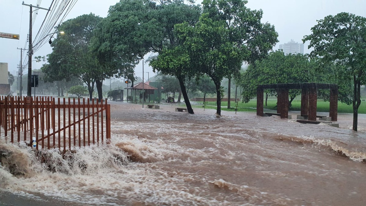 Na primeira segunda-feira de 2023, temporal provoca alagamento no Parque do Povo, em Presidente Prudente