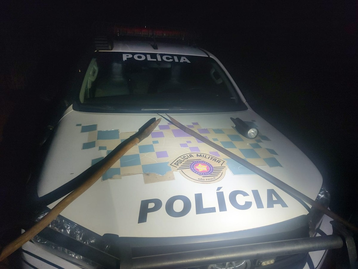 Polícia Ambiental apreende lanças e multa dois homens por caça de animais silvestres, em Flórida Paulista