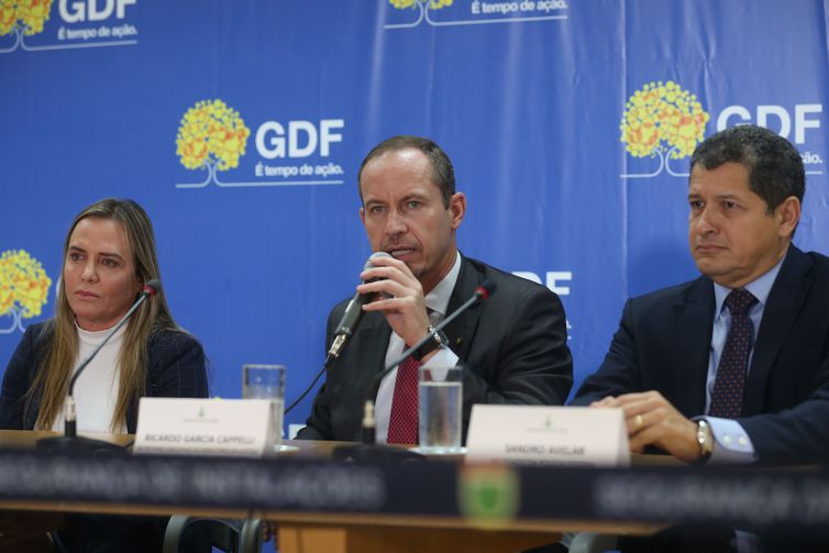 A governadora em exercício do Distrito Federal, Celina Leão, acompanhada do  Interventor Federal, Ricardo Cappelli, apresenta o novo secretário de Segurança Pública do Distrito Federal, Sandro Avelar