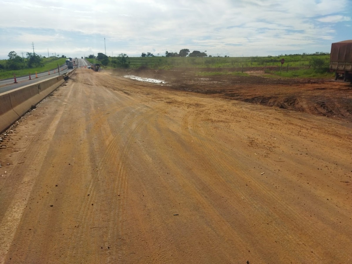 Trabalho de limpeza de trecho da Rodovia Raposo Tavares invadido por lama chega ao quinto dia, em Caiuá