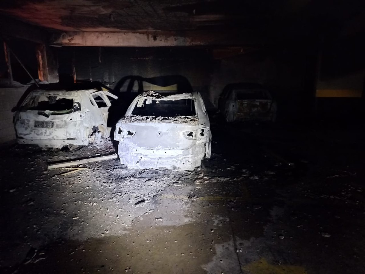 Três veículos são destruídos após incêndio em estacionamento de prédio residencial e comercial na Vila Dubus, em Presidente Prudente