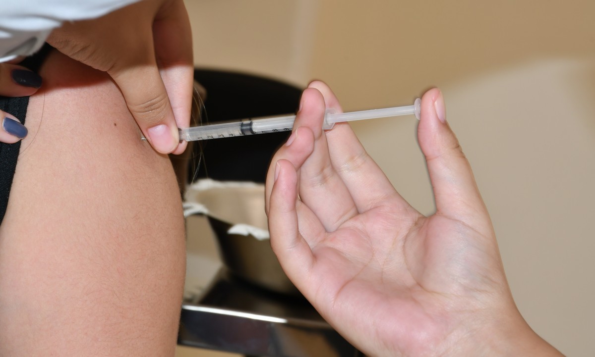 Vigilância Epidemiológica inicia vacinação contra meningite em jovens e profissionais da saúde, em Presidente Prudente