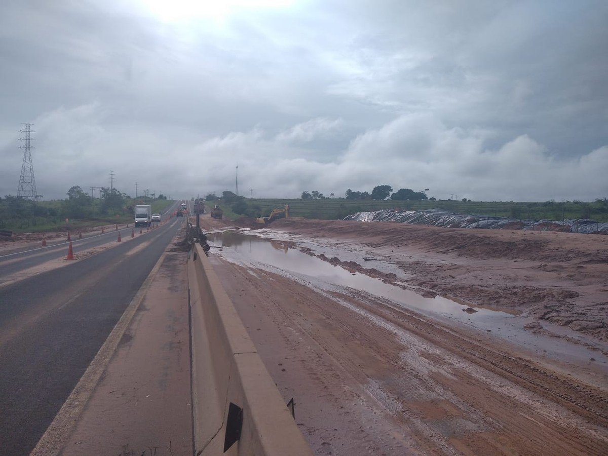 Rodovia Raposo Tavares segue interditada em trecho atingido por lama e limpeza entra no terceiro dia consecutivo