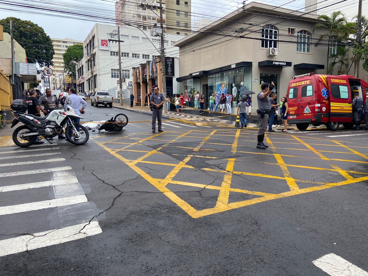 Motociclista morre após colisão contra caminhonete no Centro, em Presidente Prudente