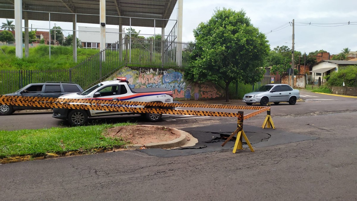 Em menos de um mês após reparo, cratera na Avenida Tancredo Neves volta a se abrir, em Presidente Prudente