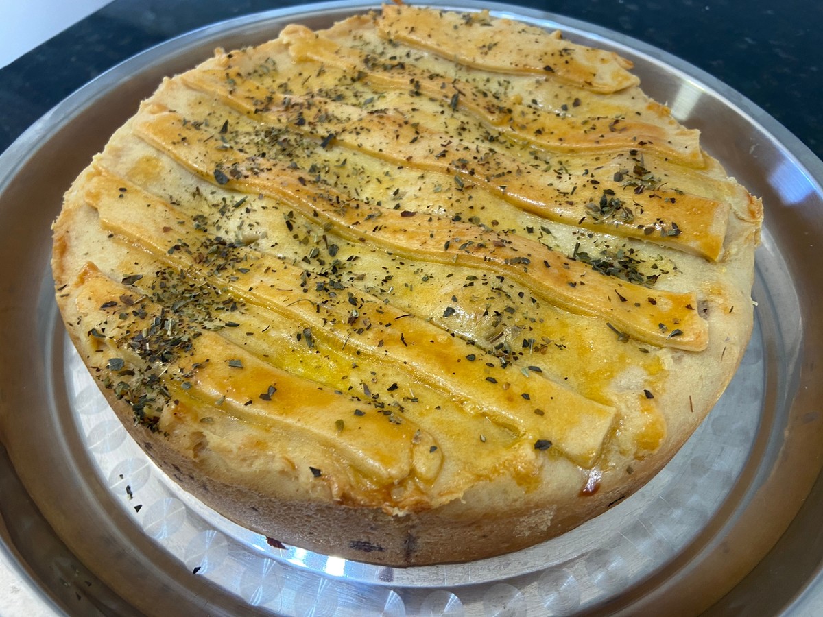 Com cerveja no preparo, torta de costela é deliciosa escolha para almoço em família