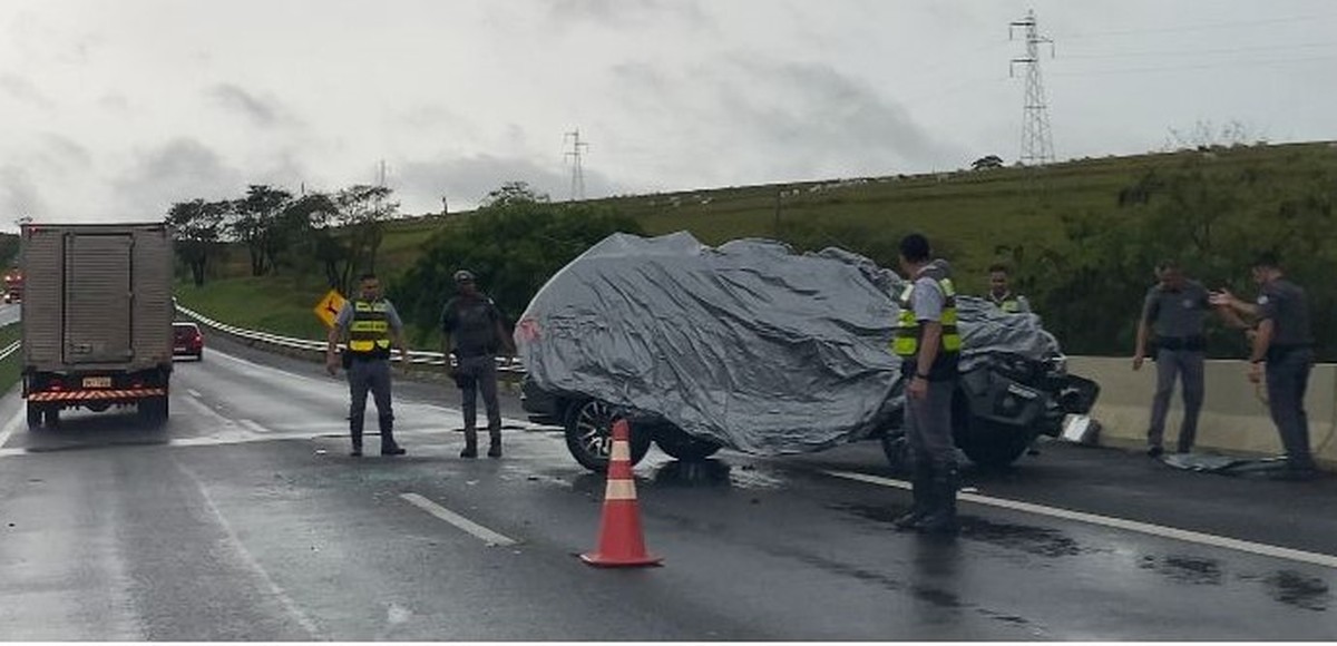 Duas viaturas do Baep capotam na Rodovia Raposo Tavares, em Piquerobi