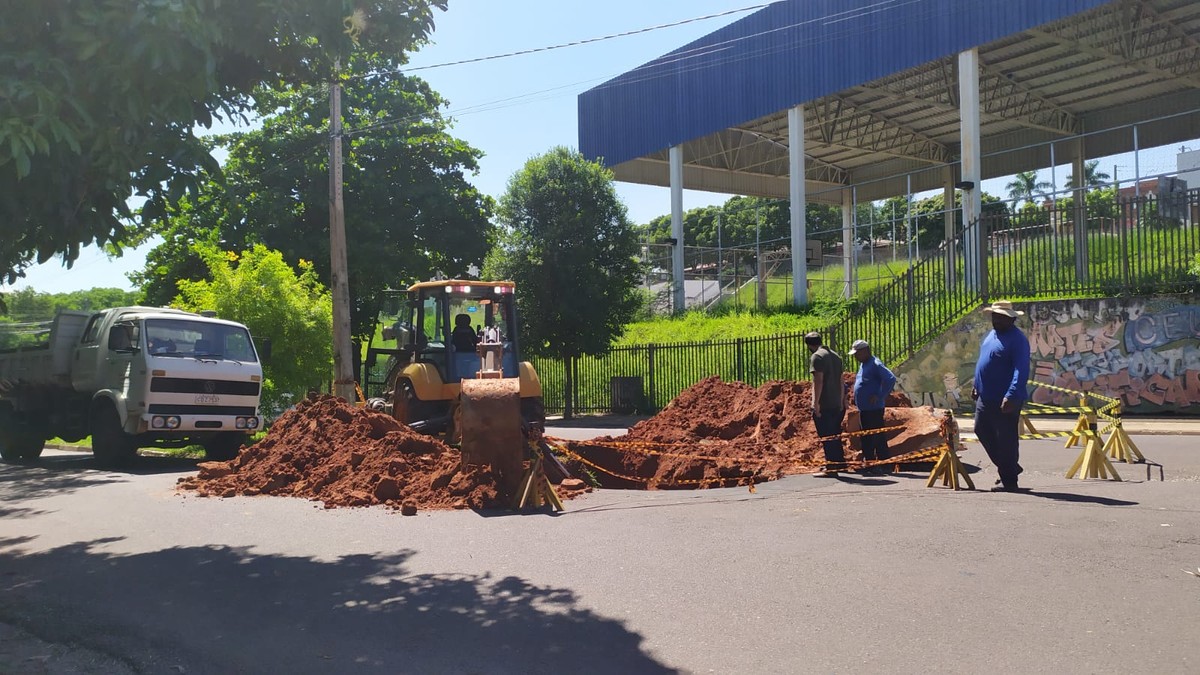 Três dias após asfalto ceder novamente, cratera passa por reparos na Avenida Tancredo Neves, em Presidente Prudente