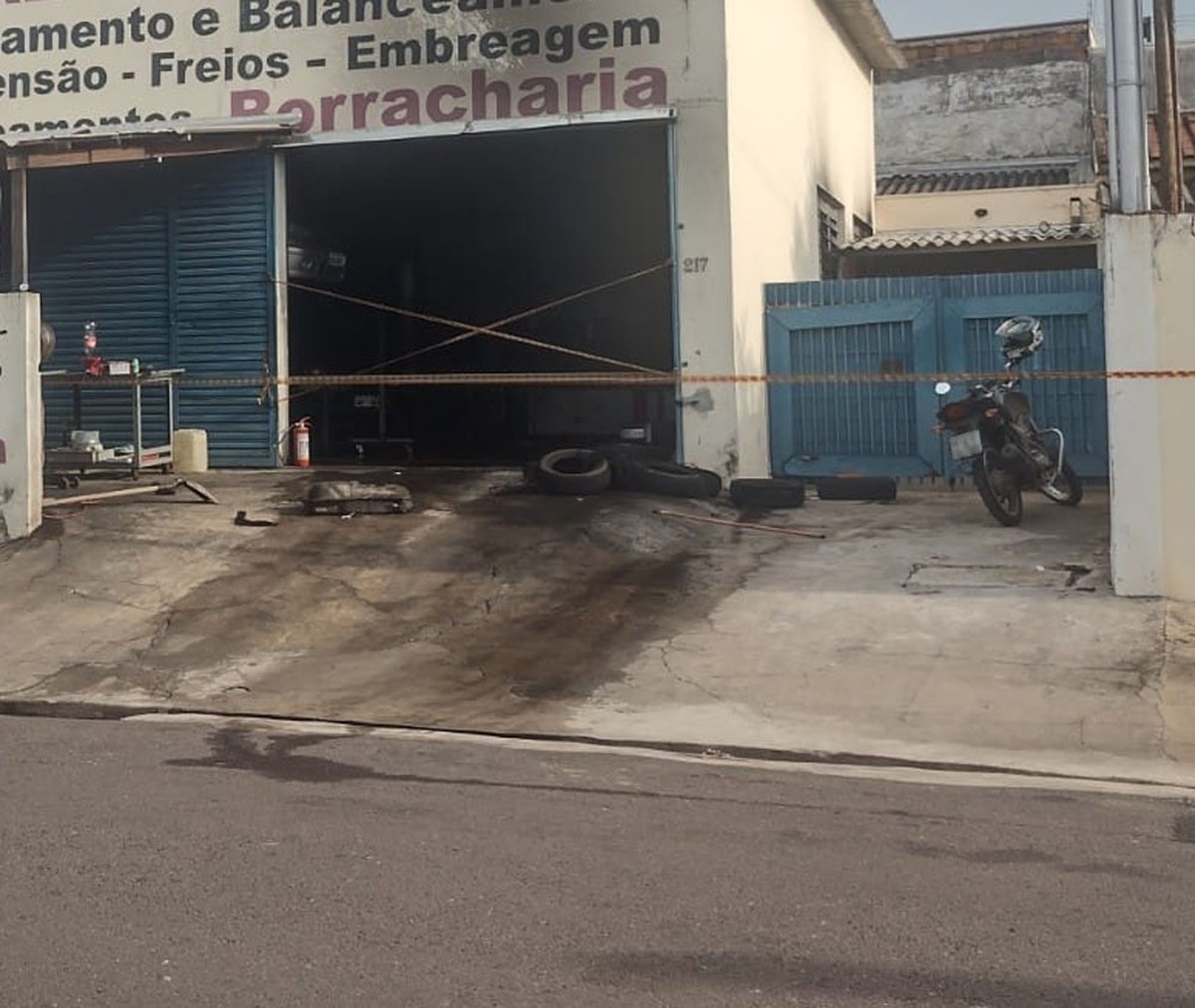 Três pessoas são socorridas após explosão de equipamento em oficina mecânica em Presidente Prudente