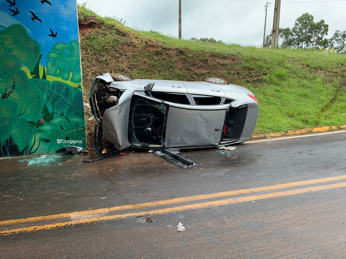 Dois homens ficam feridos após veículo capotar em Presidente Prudente