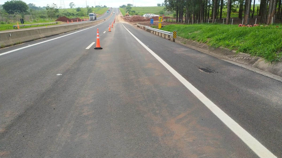 Trecho da Rodovia Raposo Tavares continua parcialmente interditado após uma semana da nova invasão de lama, em Presidente Venceslau