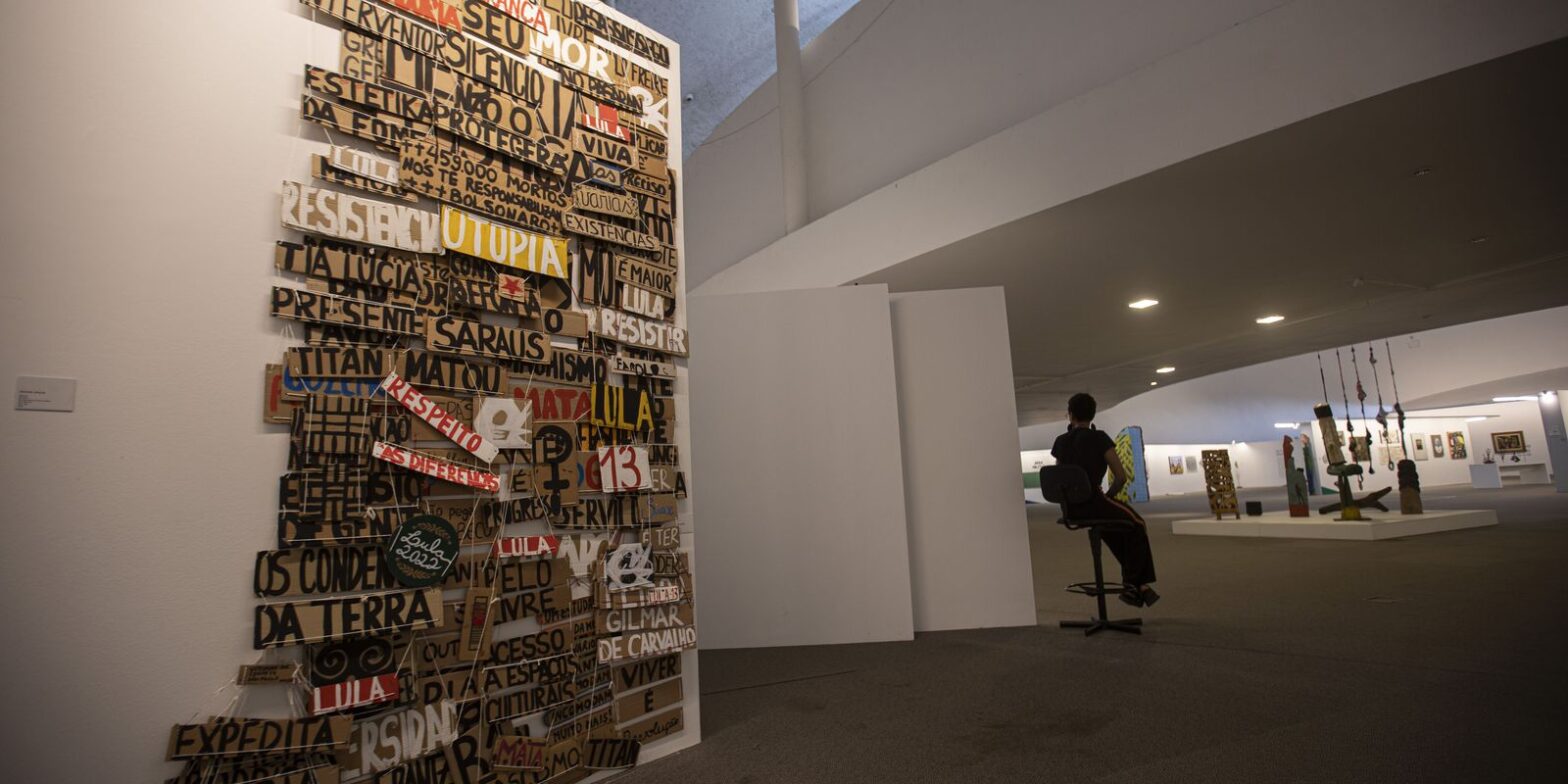 Um mês após atos golpistas, exposição em Brasília celebra a democracia