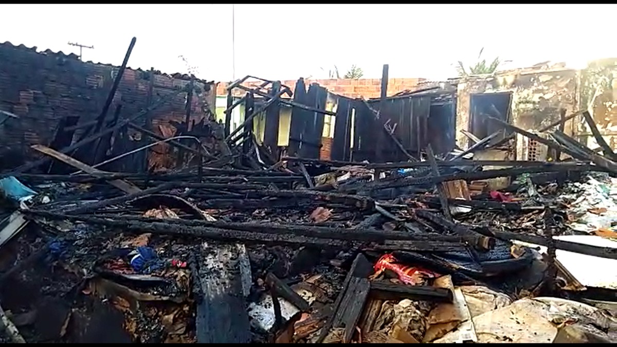 Incêndio destrói casa de madeira na Vila Barros e morador acamado é salvo, em Dracena