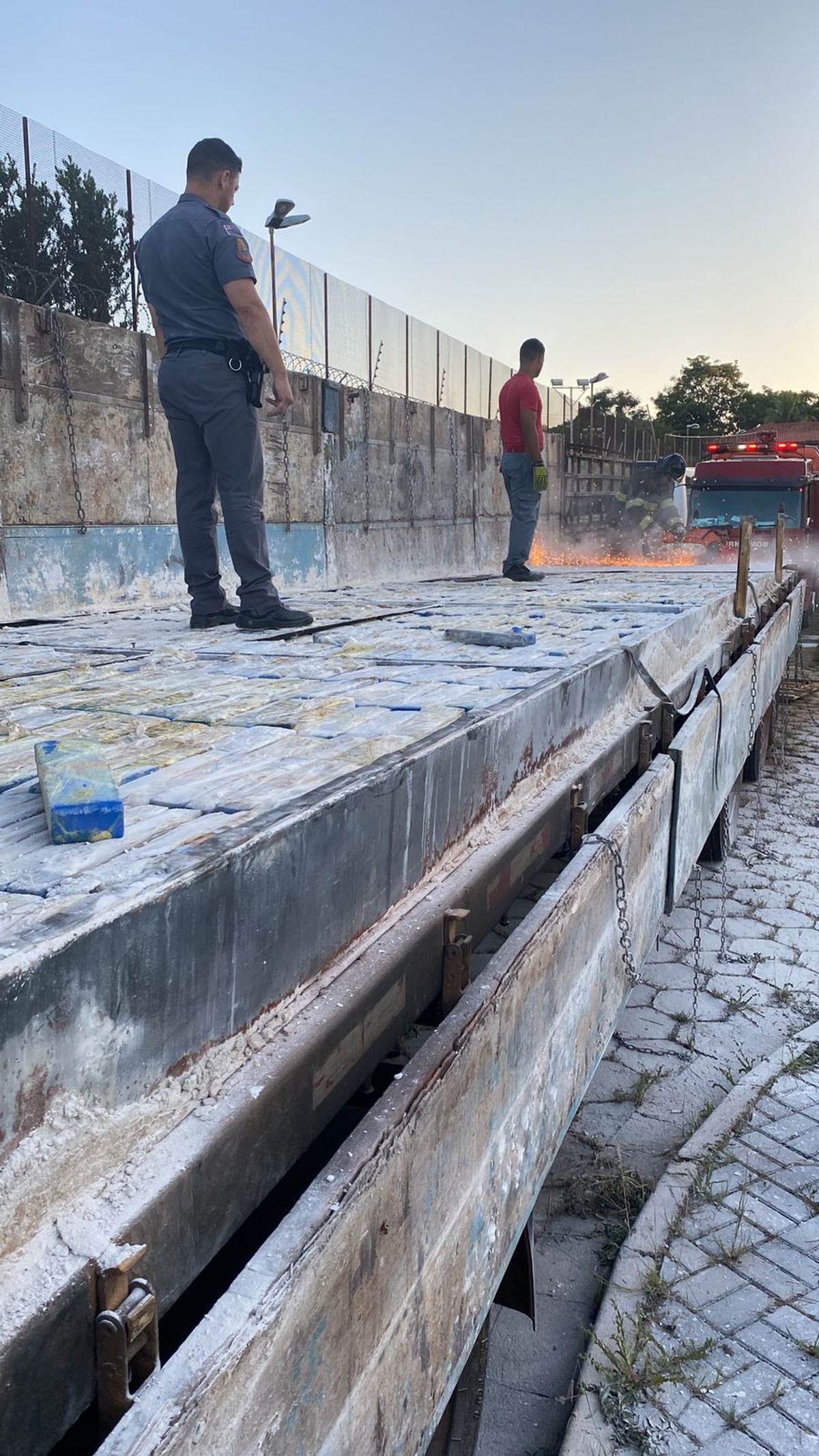 Dois paraguaios são presos com mais de 3 toneladas de maconha escondidas em fundo falso de carreta, em Narandiba