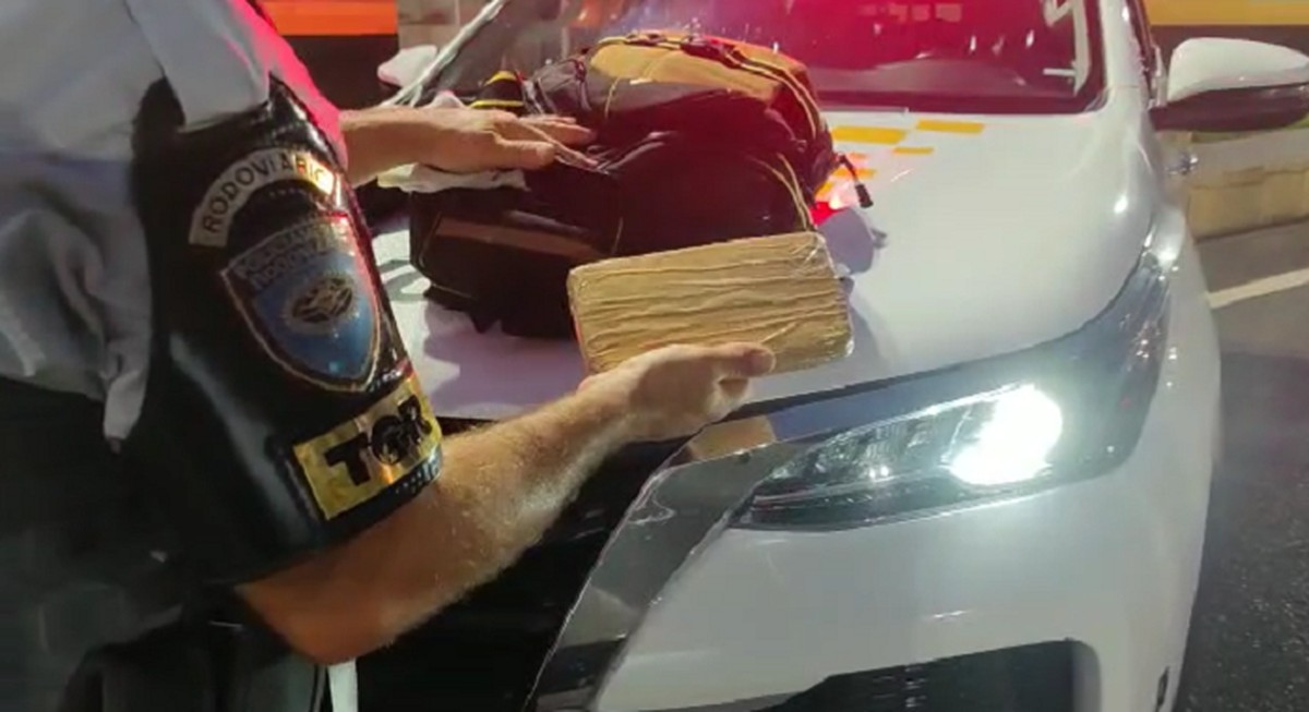 Com cocaína escondida em mochila, casal de bolivianos é preso por tráfico de droga em Santo Anastácio