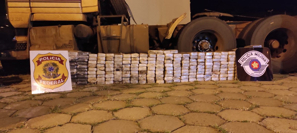 Fiscalização encontra mais de 230 kg de cocaína escondidos em fundo falso na roda de um caminhão, em Pirapozinho