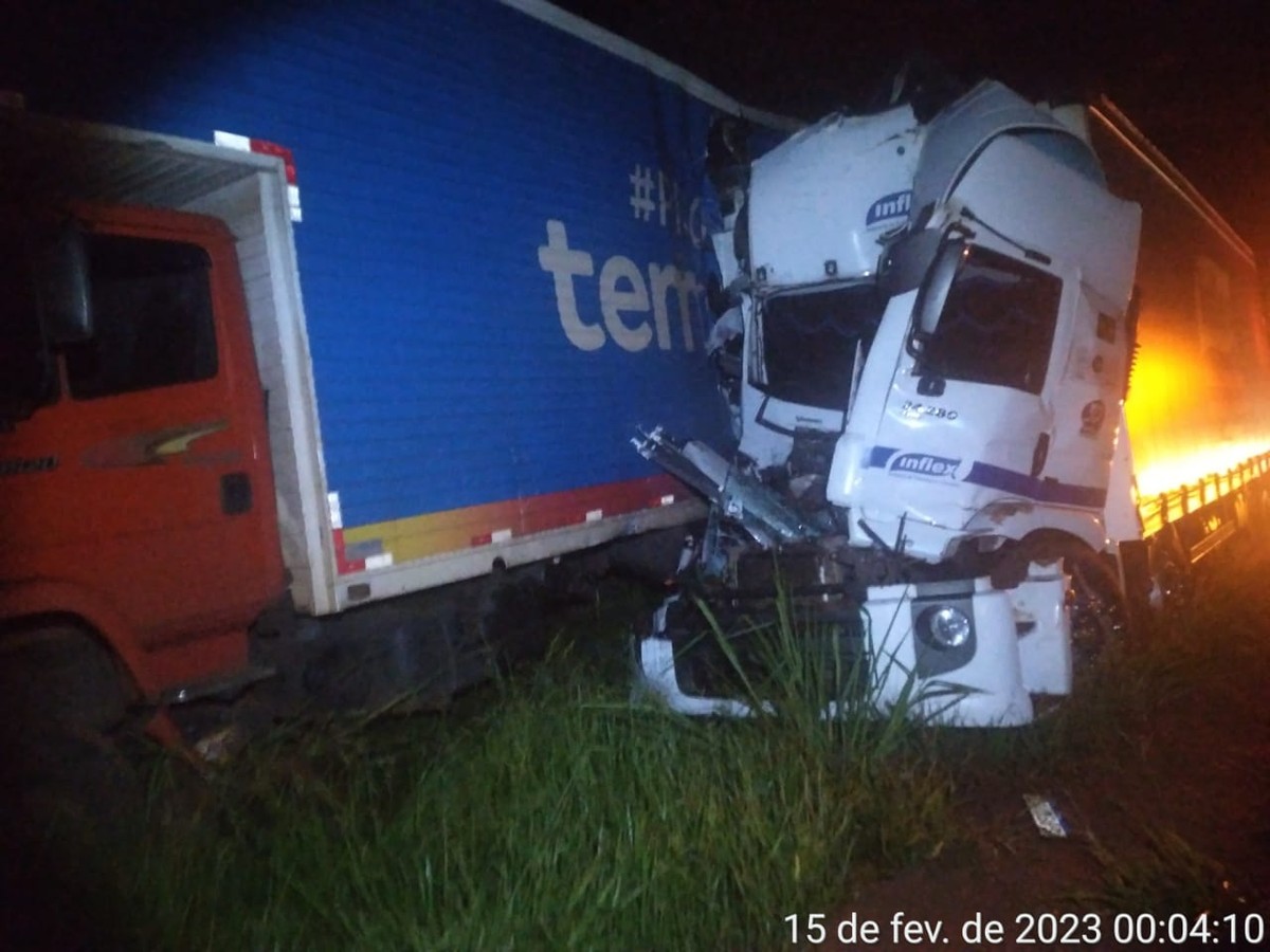 Dois caminhões colidem na Rodovia Arlindo Bettio, em Teodoro Sampaio