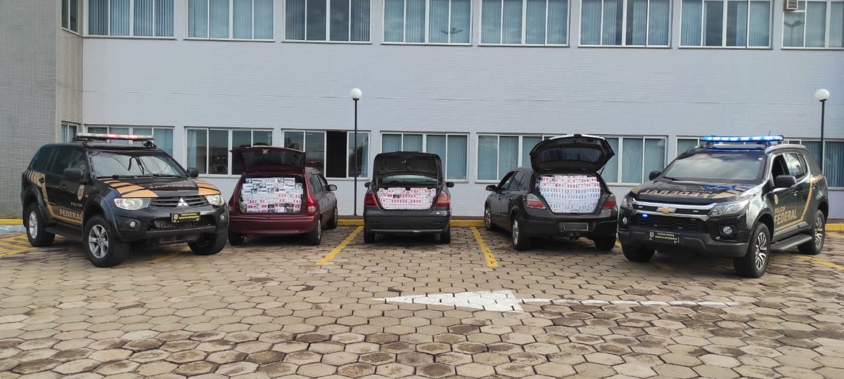 Quatro pessoas são presas transportando 15 mil maços de cigarro do Paraguai, em Presidente Bernardes
