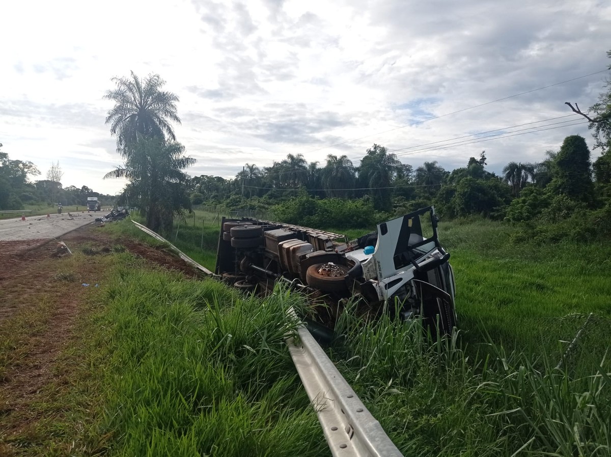 Homem morre após colisão frontal entre carro e caminhão na Rodovia Arlindo Bettio, em Teodoro Sampaio