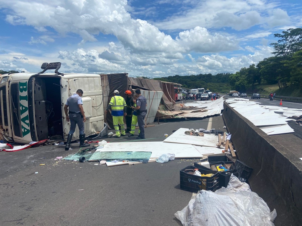 Caminhão tomba e espalha carga de placas de madeirite na Rodovia Raposo Tavares, em Presidente Prudente