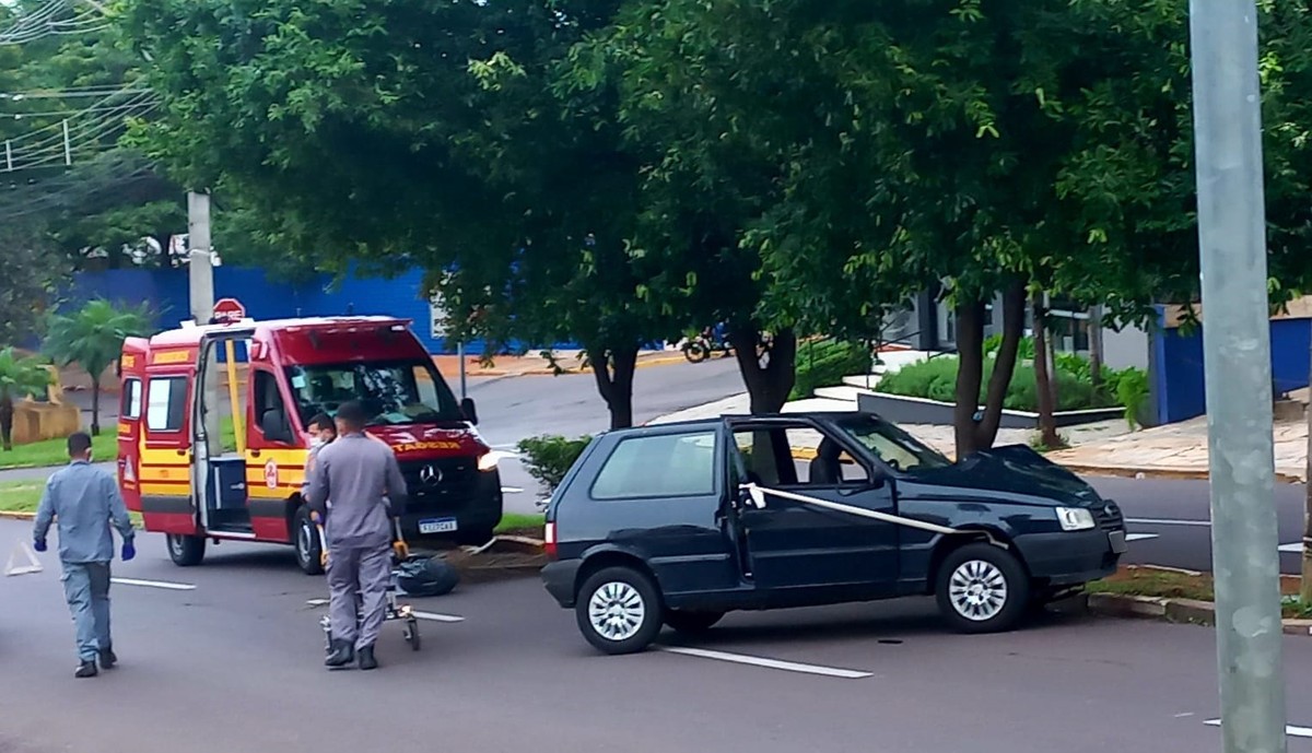 Motorista perde controle e bate carro contra árvore na Avenida Washington Luiz, em Presidente Prudente