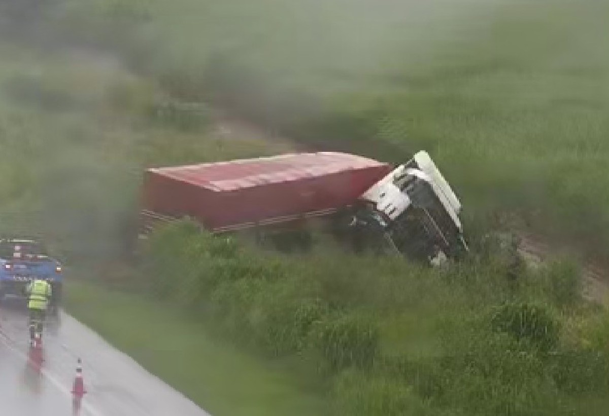 Carreta tomba e motorista fica ferido na Rodovia Assis Chateaubriand, em Parapuã
