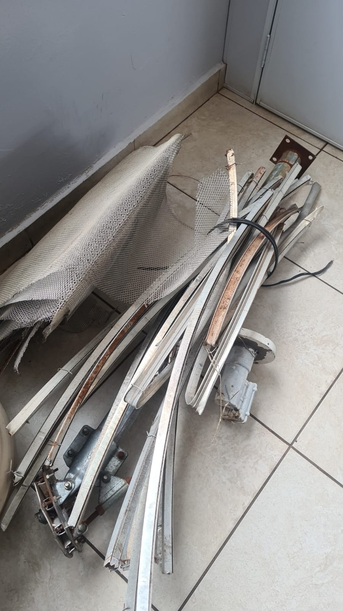 Rapaz furta antena parabólica, mas acaba preso antes de vender peças de alumínio em bar na Vila Luso, em Presidente Prudente