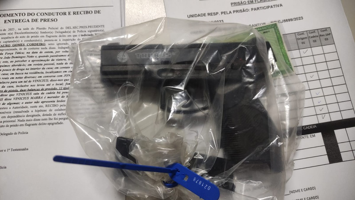 Após atitude suspeita, homem é preso com 12 tijolos de maconha e simulacro de arma de fogo, em Presidente Prudente