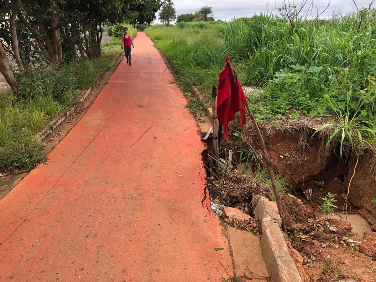 Problemas na infraestrutura da ciclovia na zona norte causam riscos aos usuários, em Presidente Prudente