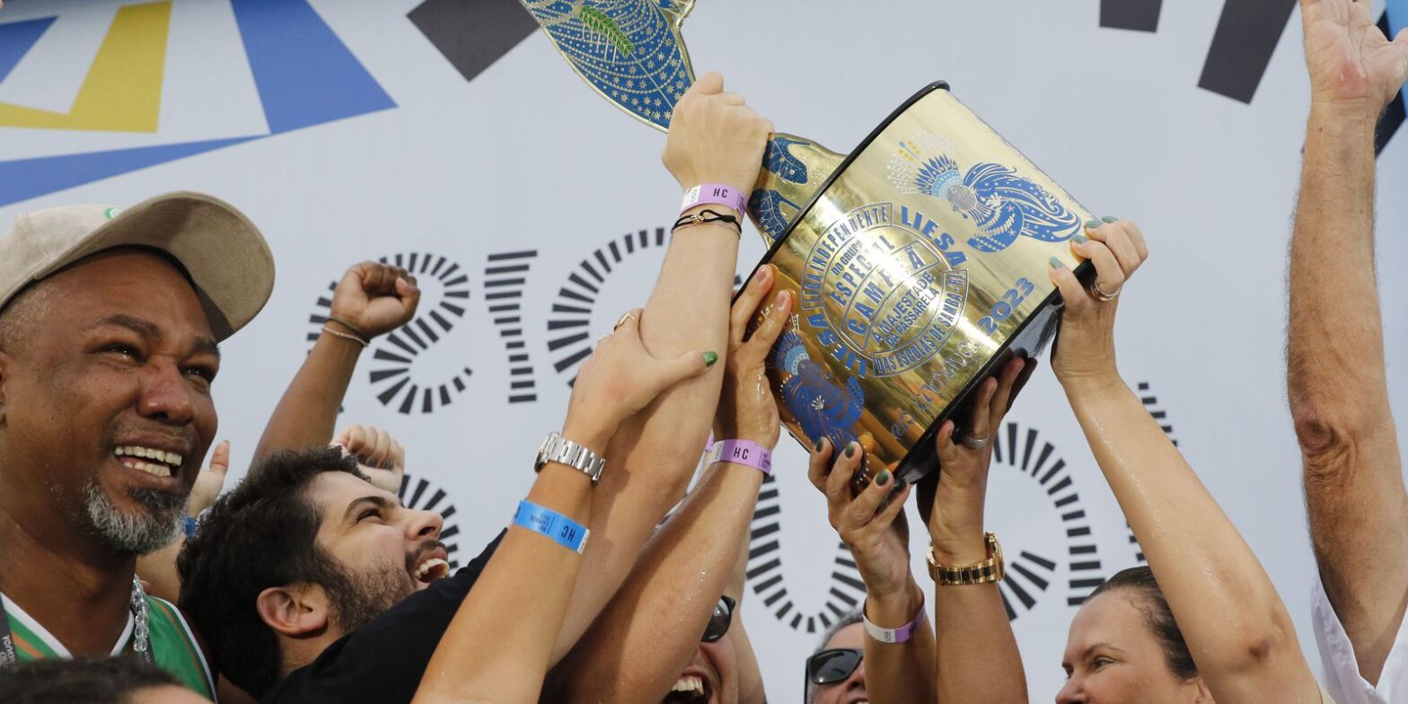 Campeã: Imperatriz Leopoldinense celebra fim de jejum de 22 anos