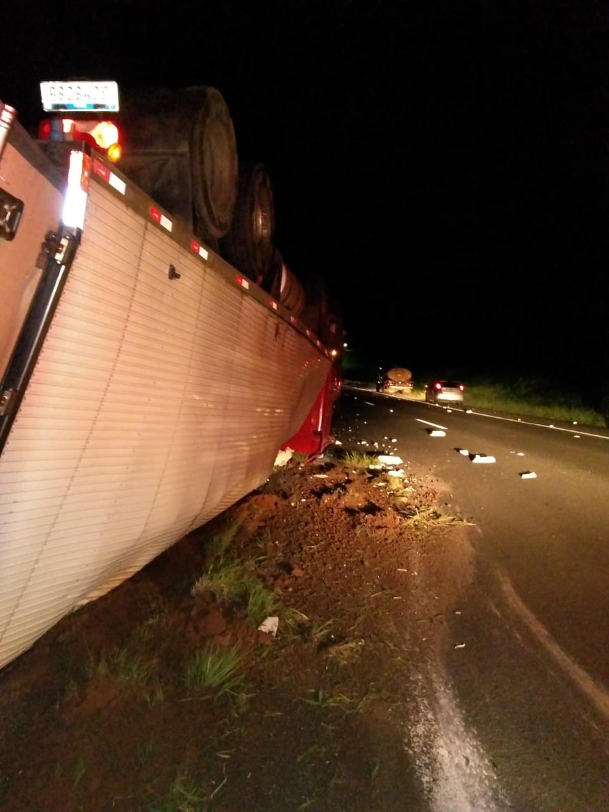 Caminhão tomba na Rodovia Raposo Tavares e parte da pista é interditada, em Regente Feijó