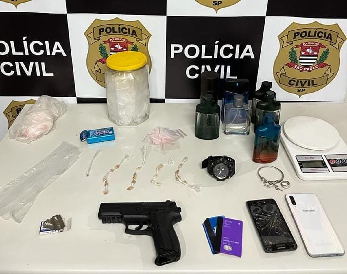 Durante cumprimento de mandados de busca e apreensão, Polícia Civil apreende simulacro de arma de fogo e recupera objetos furtados, em Presidente Prudente