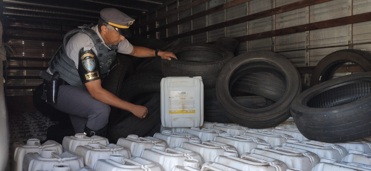 Homem é preso com 10 mil litros de defensivos agrícolas do Paraguai na Rodovia Raposo Tavares, em Presidente Prudente