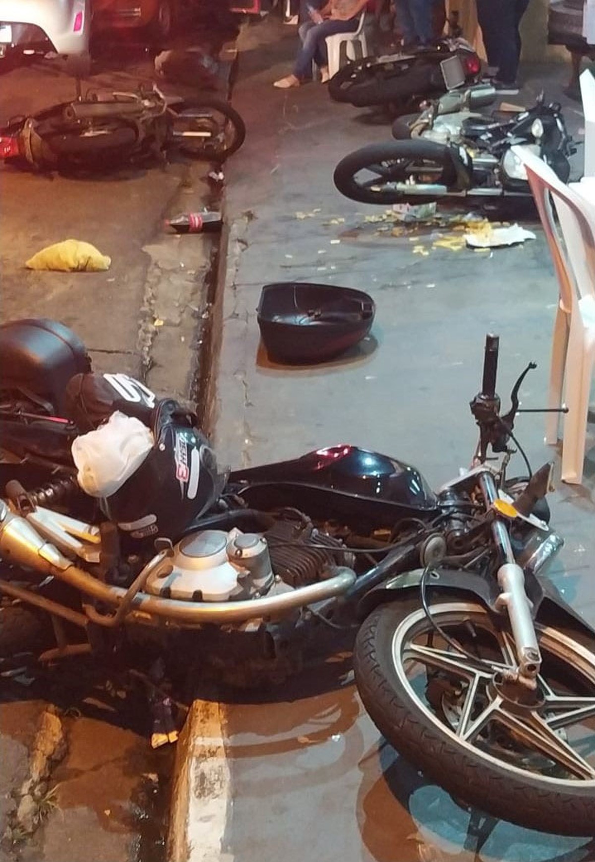Ao atender o celular enquanto dirigia, motorista perde controle da direção e bate contra sete veículos estacionados, em Presidente Prudente