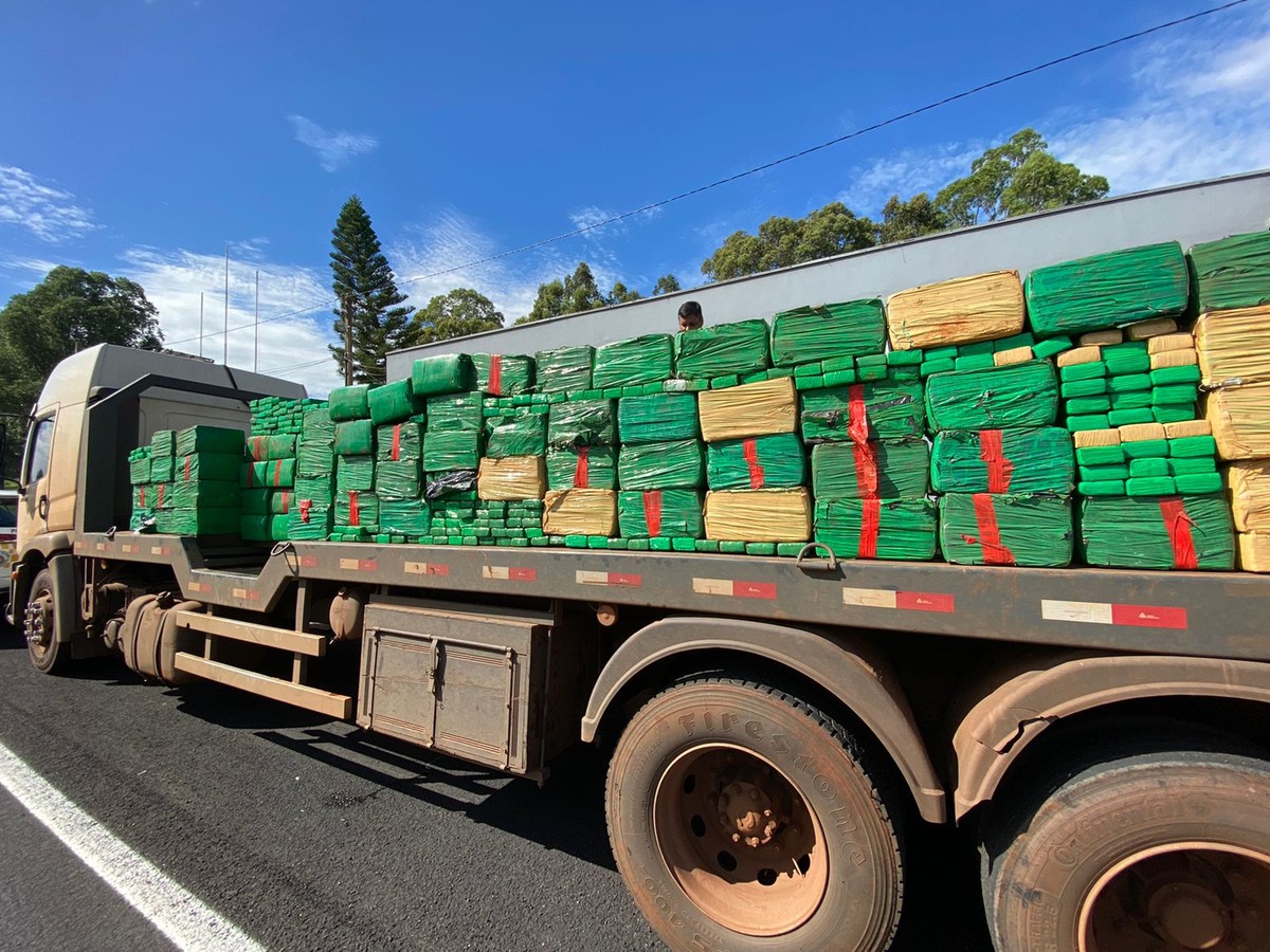 Fiscalização apreende quase duas toneladas de maconha escondidas no fundo falso de caminhão, em Pirapozinho