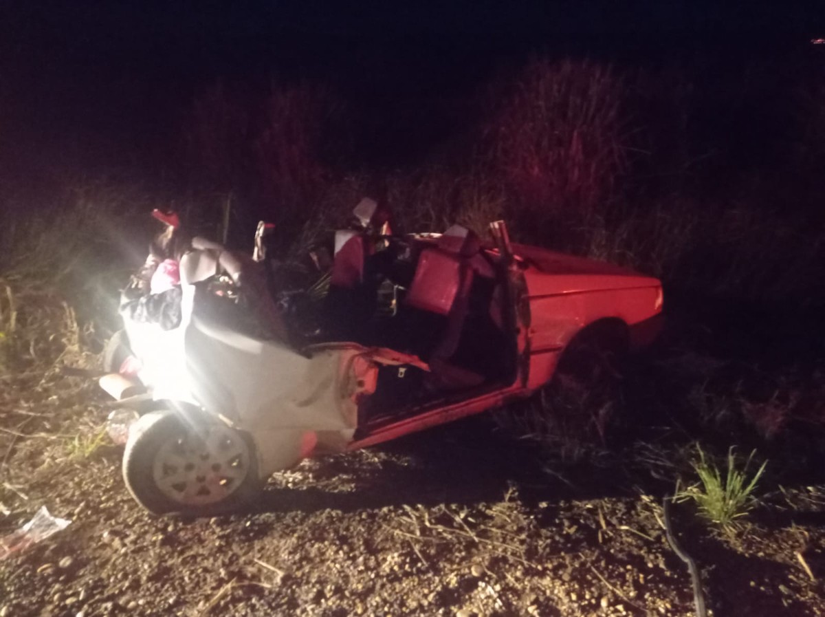 Carro colide contra caminhão e duas pessoas ficam gravemente feridas, em Teodoro Sampaio
