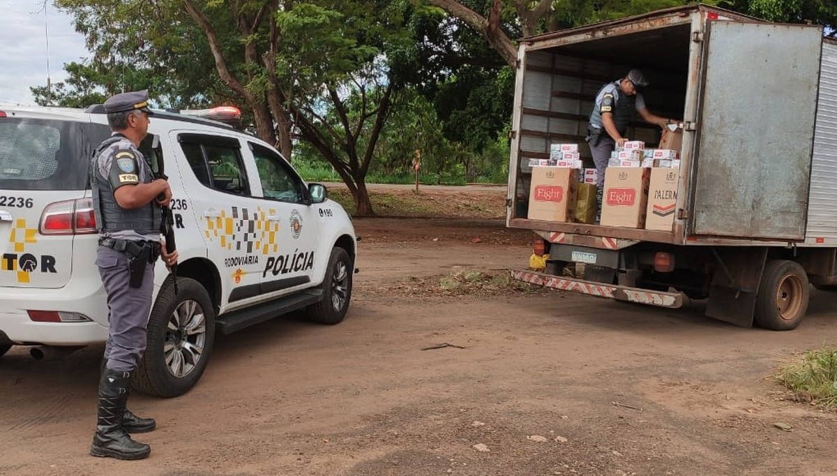 Condutor de caminhão com placas de Recife é preso em flagrante com mais de 100 mil maços de cigarros contrabandeados, em Pirapozinho