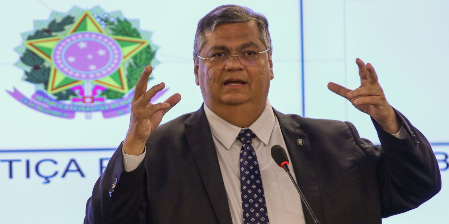 “Acabou o liberou geral de armas de fogo no Brasil”, afirma Dino